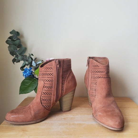 Qupid Boots - Picture 2 of 14